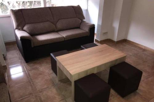 a living room with a couch and a coffee table at Siles un espacio increíble para disfrutar in Siles