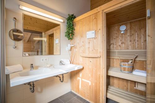 Phòng tắm tại Alpenchalets Flachauer Gutshof