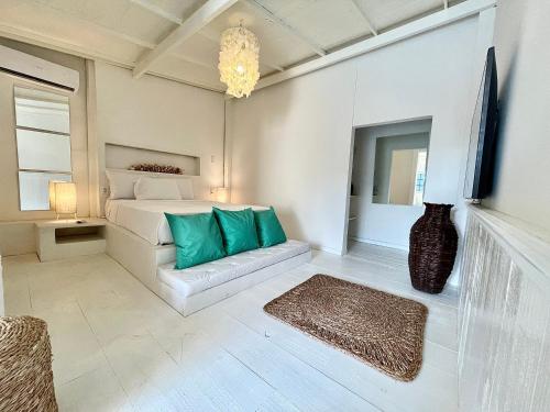uma sala de estar com um sofá e uma cama em Pousada Duna Beach em Jericoacoara