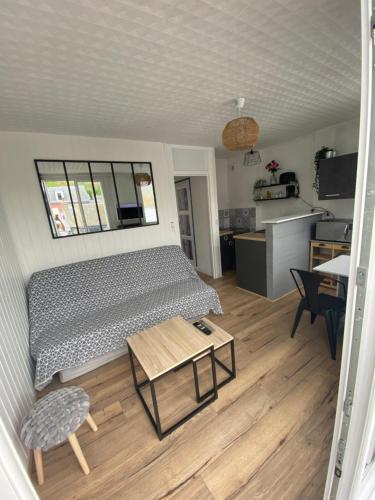 Cette chambre comprend un lit, une table et une cuisine. dans l'établissement Détente en plein coeur du Tréport !, au Tréport
