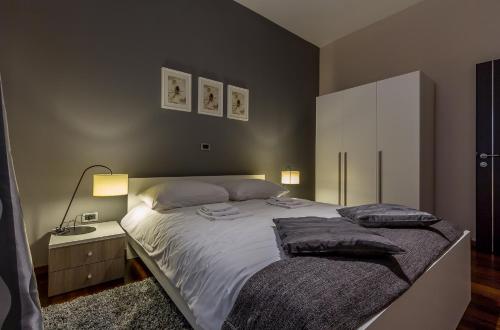 sypialnia z łóżkiem z 2 poduszkami w obiekcie Apartment Maris w Rovinj