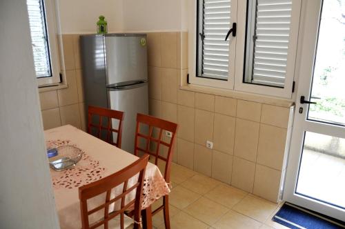 Dapur atau dapur kecil di Apartments Villa Pržno