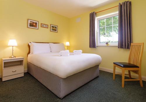 Llit o llits en una habitació de Killarney Self Catering - Rookery Mews Apartments