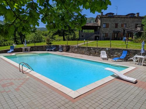 a large swimming pool in front of a house at Casa Vacanze Fattoria il Cerro in Pianelleto