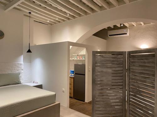 um quarto com uma cama e um frigorífico em Rhodes Old Town Harmony Suite in Ilha de Rhodes