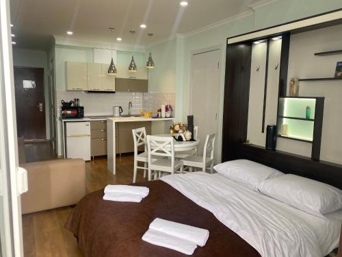 バトゥミにあるOrbi Sun&Sea Apartmentのベッドルーム(大型ベッド1台付)、キッチン