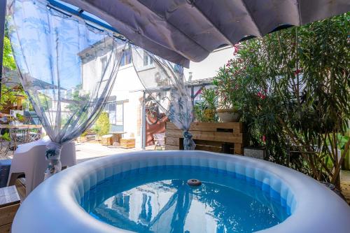 una bañera en un patio con piscina en studio domloc en Carcasona