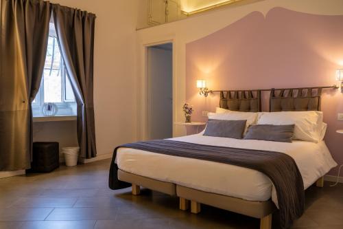 - une chambre avec un grand lit et une fenêtre dans l'établissement Sotto le Stelle ai Decumani, à Naples