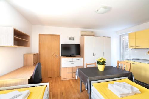 Η κουζίνα ή μικρή κουζίνα στο Apartments MEDVED in the historic center