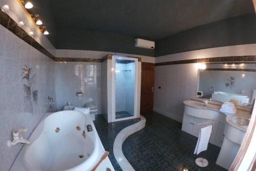 a bathroom with a tub and a toilet and a sink at La Menchina ( Alloggio privato) in Arezzo