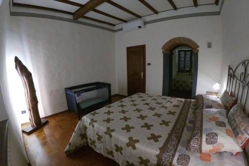 a bedroom with a large bed in a room at La Menchina ( Alloggio privato) in Arezzo