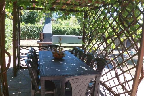 a table and chairs in a gazebo with a grill at La Menchina ( Alloggio privato) in Arezzo