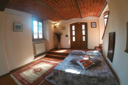a bedroom with a large bed in a room at La Menchina ( Alloggio privato) in Arezzo
