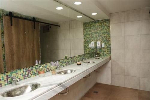 baño con 2 lavabos y espejo grande en Real Ros Hostel en Rosario