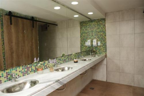a bathroom with two sinks and a large mirror at Real Ros Hostel in Rosario