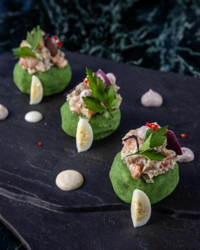 Makanan di atau berdekatan hotel