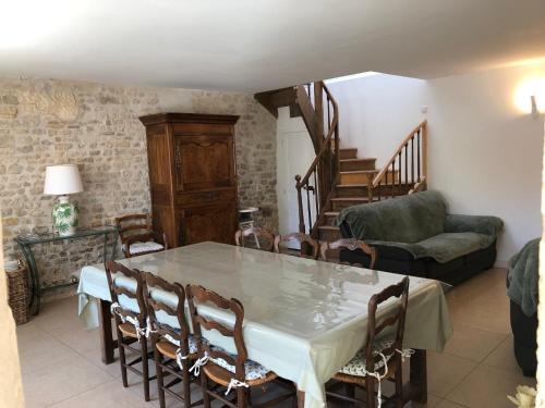 uma sala de estar com mesa e cadeiras em Maison de charme LA ROCHELLE ILE DE RE em Dompierre-sur-Mer