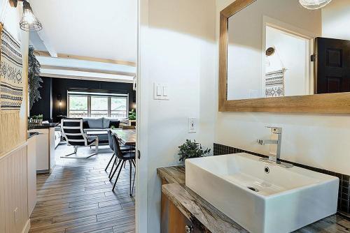 een badkamer met een witte wastafel en een eetkamer bij Chalets Alpins -09 Chemin Alpin in Stoneham