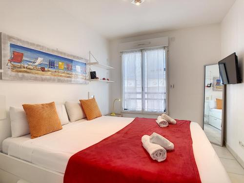 une chambre avec un grand lit avec des serviettes dessus dans l'établissement Nestor&Jeeves - PALAIS LIBERTE - Hyper center - Shopping area - Close sea, à Nice