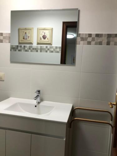 a bathroom with a sink and a mirror at O LAR DO LUME in Porriño