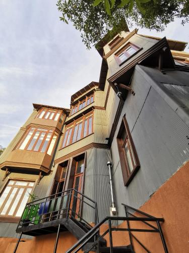 a building withwindows and a staircase in front of it at Casa Puente Hotel Boutique in Valparaíso