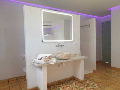 een badkamer met een wastafel en een spiegel bij Masia La Candelera in L'Ametlla de Mar