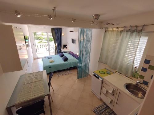 Habitación con dormitorio con cama y lavabo. en Apartments Viva en Korčula