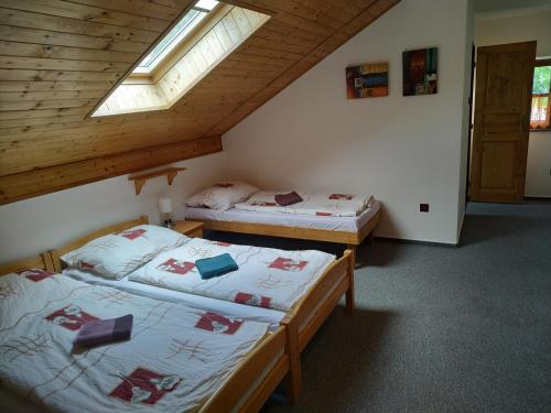 two beds in a room with a attic at Na Hrázi in Český Krumlov