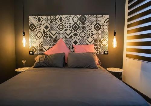 een slaapkamer met een groot bed met roze kussens bij PIZZOFALCONE43 in Napels