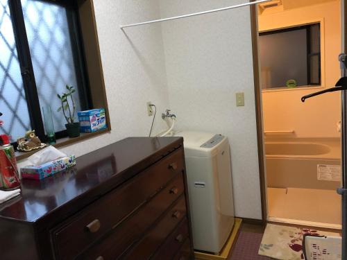uma casa de banho com um lavatório, um WC e uma banheira em Youyousanso Apartment in Mie em Tsu