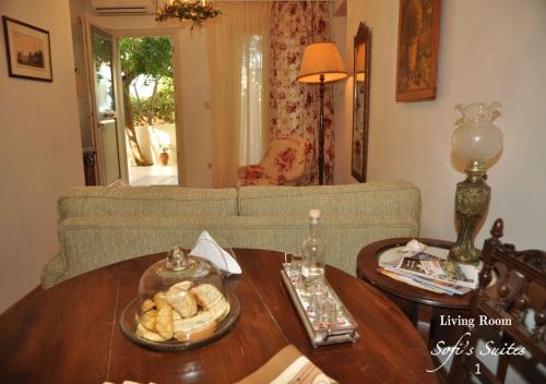 アンドロスにあるSofi's Suites Androsのリビングルーム(テーブル、ソファ付)