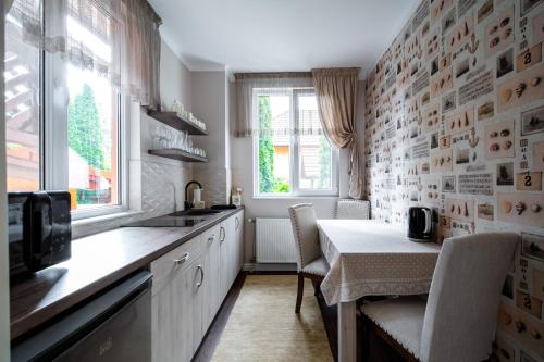 Kuchyň nebo kuchyňský kout v ubytování Be my apartman