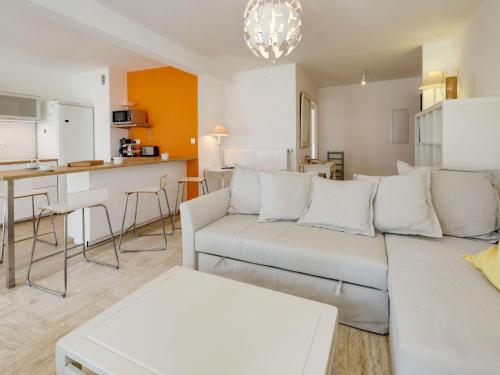 un salon avec un canapé et une cuisine dans l'établissement Apartment Résidence Eden Parc by Interhome, à Sanary-sur-Mer