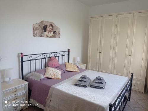 羅索利尼的住宿－VILLA BORGIA vicino NOTO，一间卧室,配有一张床,上面有两双鞋