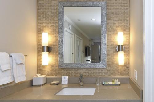 bagno con lavandino e specchio di 683 Cottages at Silverado residence a Napa