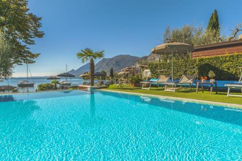 een zwembad met uitzicht op de oceaan bij Hotel Val Di Sogno - Adults Only in Malcesine