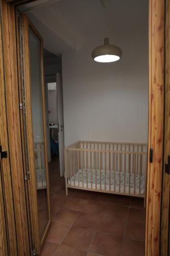 a hallway with a baby crib in a room at LA RAJA in Scilla
