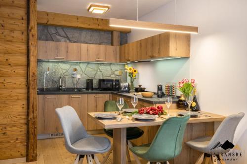 Kuchyňa alebo kuchynka v ubytovaní Luxusný Apartmán Kukučka Residence - Tatranské Apartmány