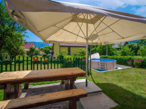 una mesa de picnic con una sombrilla en un patio en Holiday Home Maja by Interhome en Lič