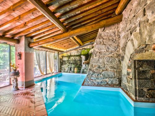 een binnenzwembad in een huis met een stenen muur bij Holiday Home Il Mulinaccio by Interhome in Loro Ciuffenna