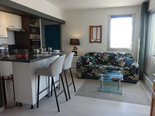 une cuisine et un salon avec un canapé et une table dans l'établissement Apartment Estany by Interhome, au Barcarès