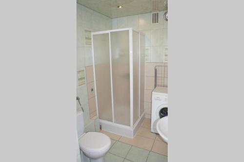 a bathroom with a toilet and a shower at Apartament z przepięknym widokiem w samym centrum in Częstochowa