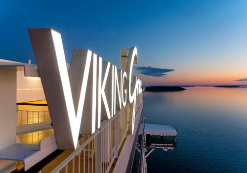 une vue sur le côté d'un navire de croisière dans l'établissement Viking Line ferry Viking Grace - One-way journey from Turku to Stockholm, à Turku