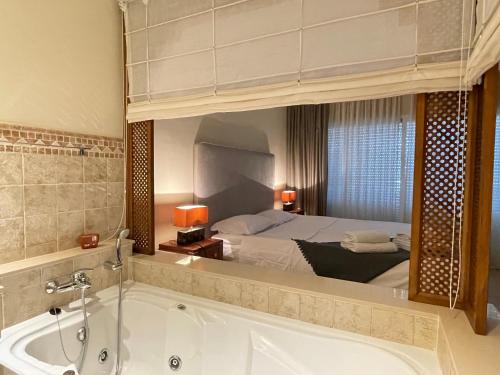 Et badeværelse på Malibu Mansion Club la Costa World with Sea View and hydromassage bath in Mijas Costa