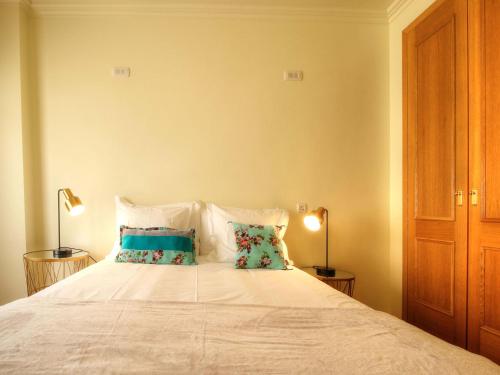 Ein Bett oder Betten in einem Zimmer der Unterkunft Balcony with view, private garage, an elevator