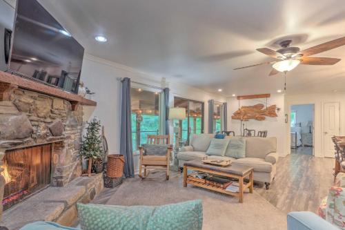 Posezení v ubytování Beautiful Connestee Falls Home with Porch in Brevard