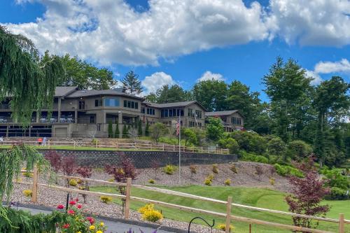 Zahrada ubytování Beautiful Connestee Falls Home with Porch in Brevard