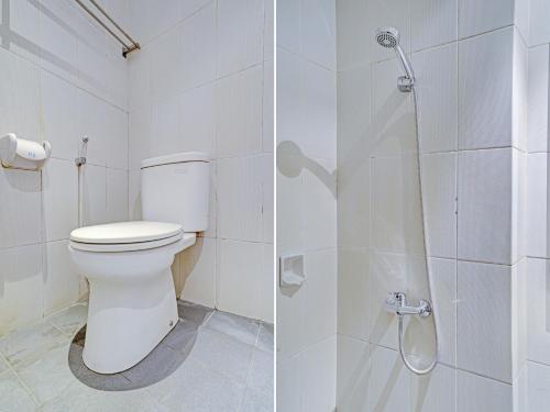 a bathroom with a toilet and a shower at Super OYO Flagship 90501 Hotel Montameri in Bandung