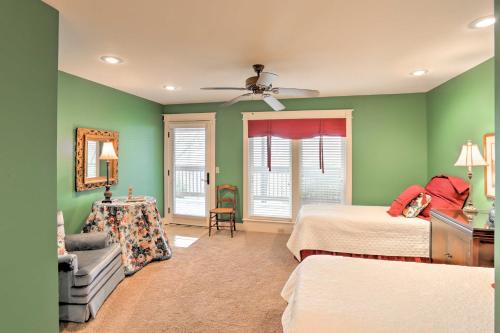 een slaapkamer met 2 bedden en groene muren bij Rustic Fayetteville Townhome with Fireplace and 3 Decks in Fayetteville