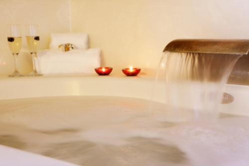 Ett badrum på Purple Orchid Resort & Spa